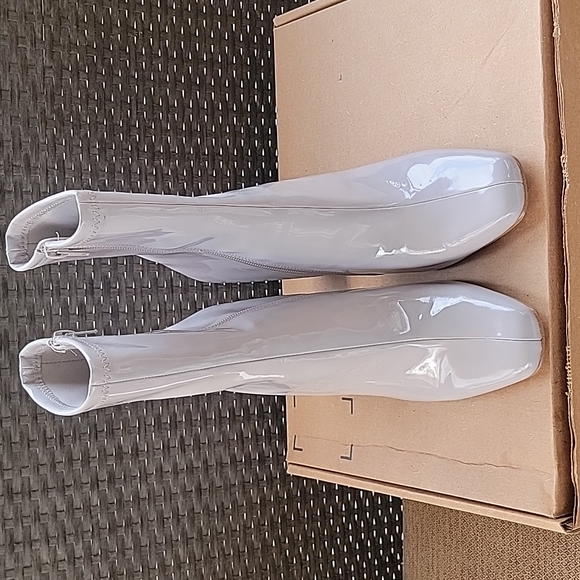 Steve Madden Lynden ankle boot. Zipper. Patent grey color. 0032 - Picture 3 of 8